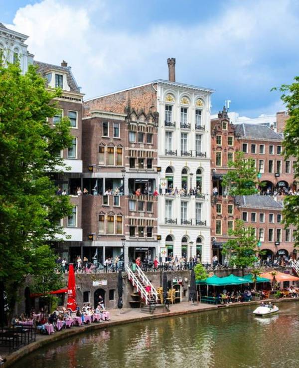 Die Niederlande haben einen ganz besonderen Charme. Doch als Touri gibt es Fettnäpfchen, die man vermeiden sollte. Das Symbolfoto zeiget die Gastronomie an der Oude Gracht in der Innenstadt von Utrecht.