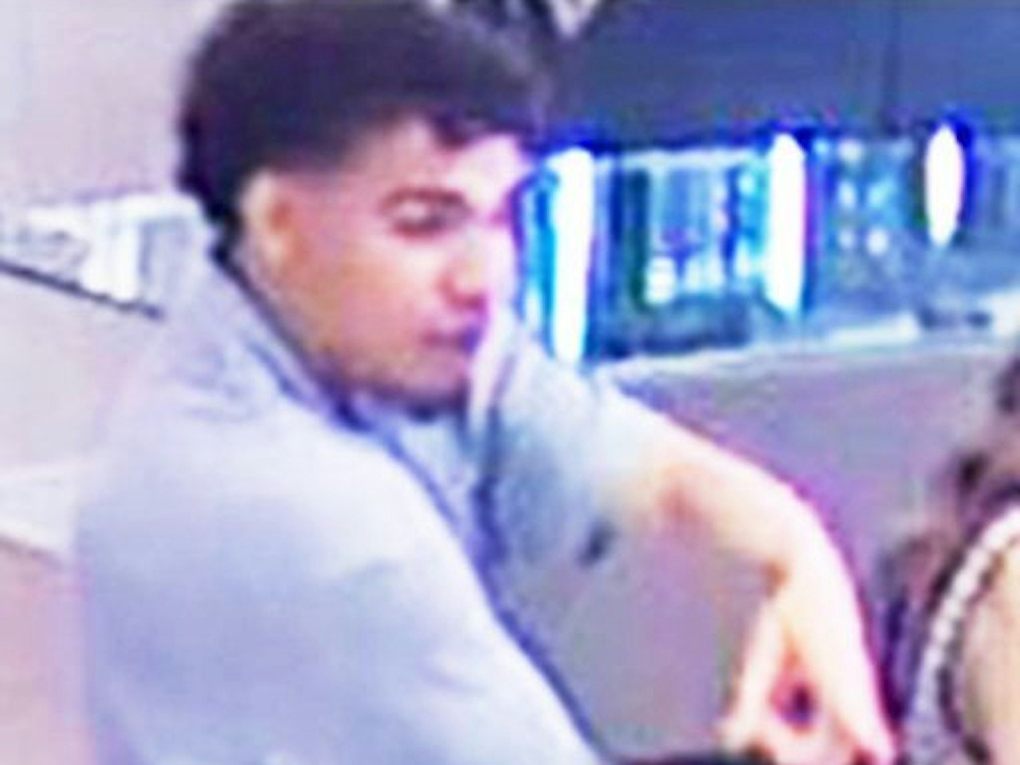 Fahndungsfoto aus einem Juwelier-Laden. Mann deutet auf Ware, die er angereicht haben will.