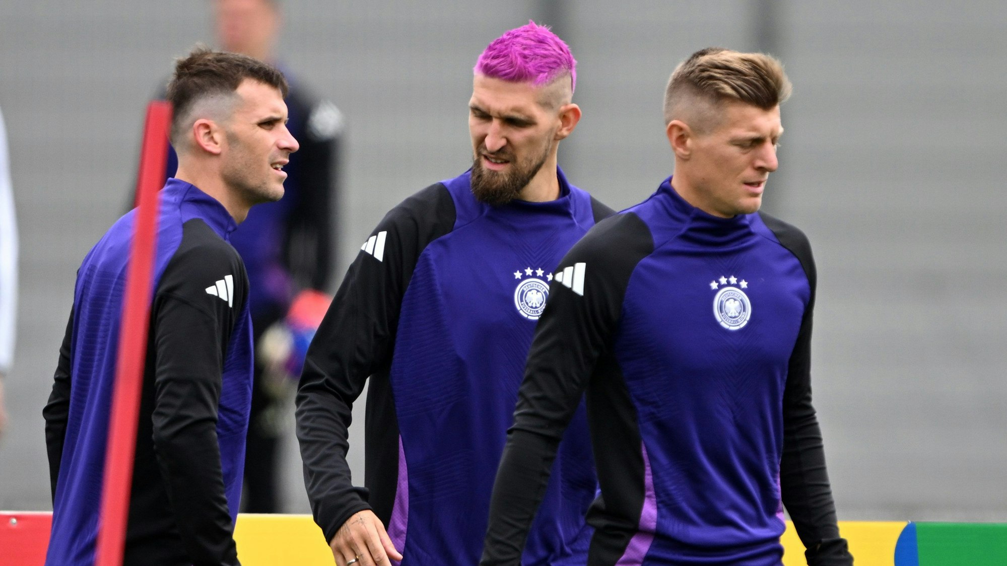 Deutschlands Pascal Groß (l-r), Robert Andrich und Toni Kroos während des Trainings.