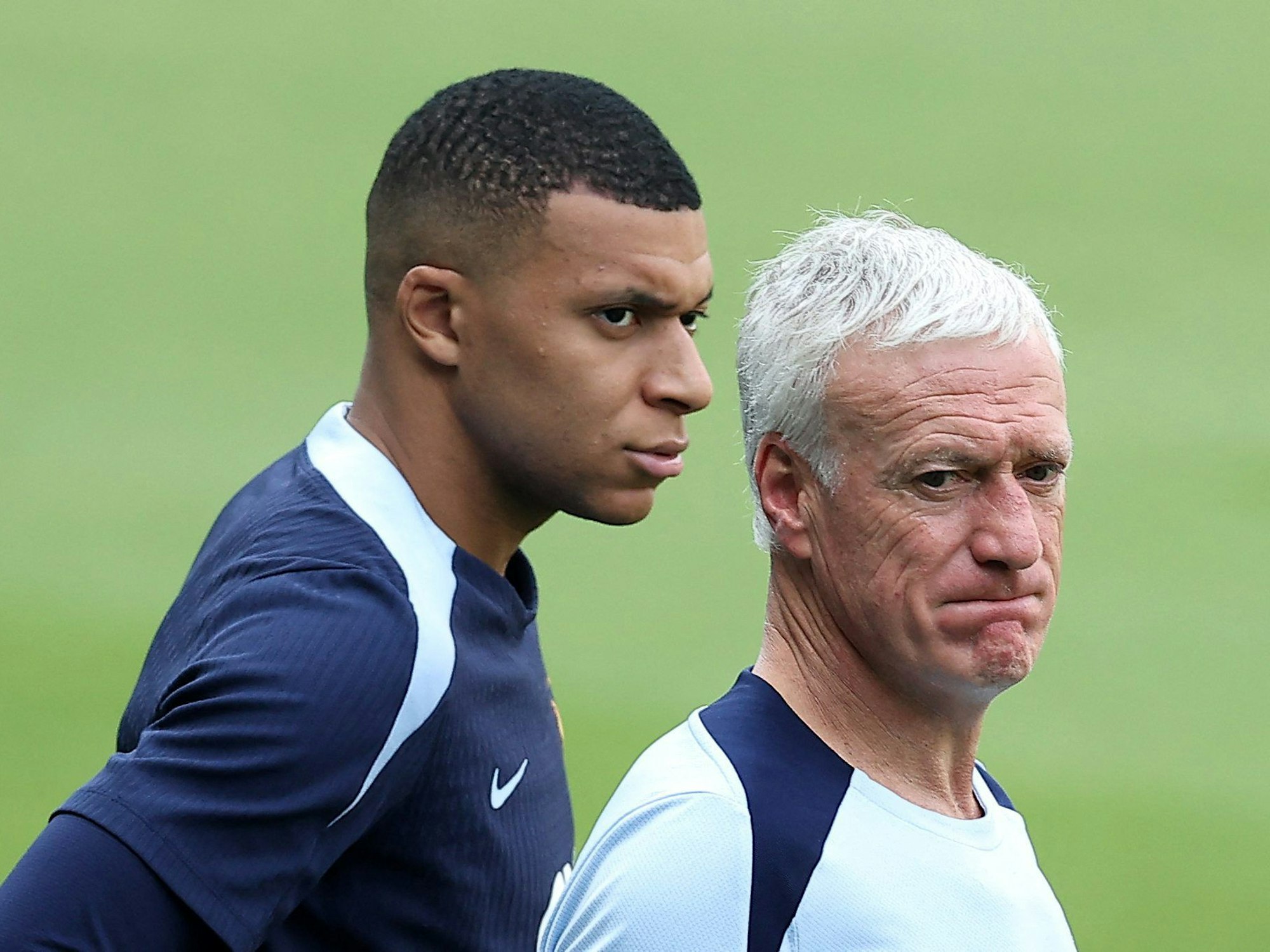 Kylian Mbappe und Trainer Didier Deschamps gucken im Training bedient.