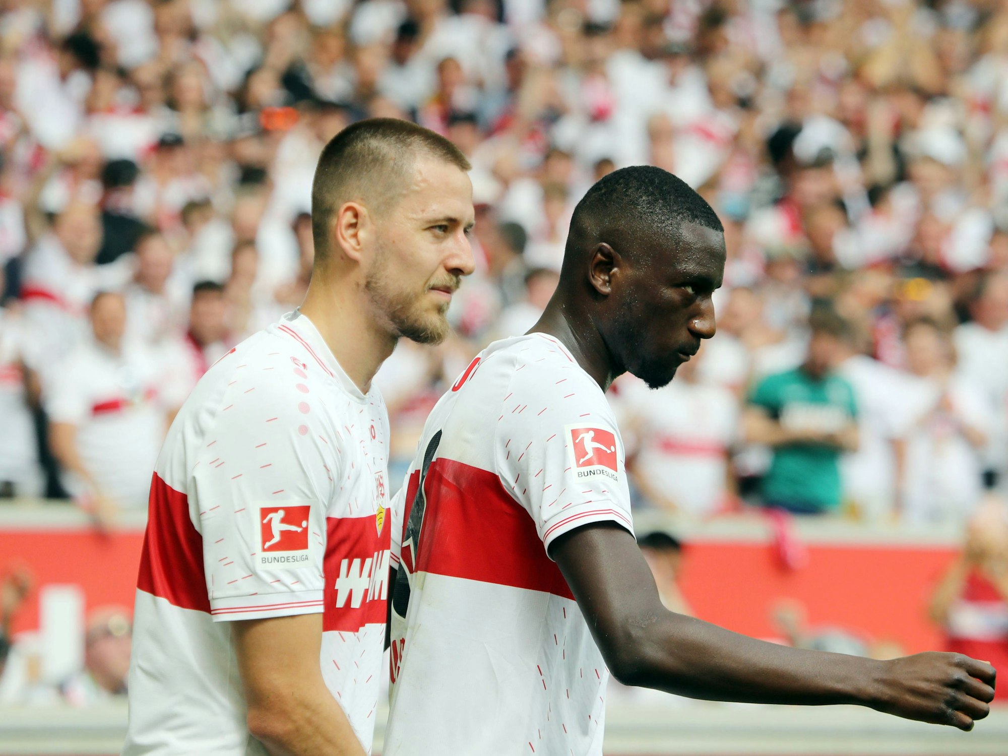 Waldemar Anton (l.) und Serhou Guirassy bei einem Stuttgart-Spiel.