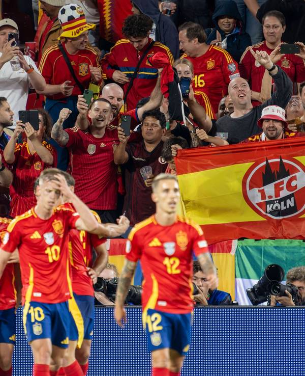 Spaniens Spieler jubeln über ein Tor bei der EM. Auch die Fans im Hintergrund freuen sich.
