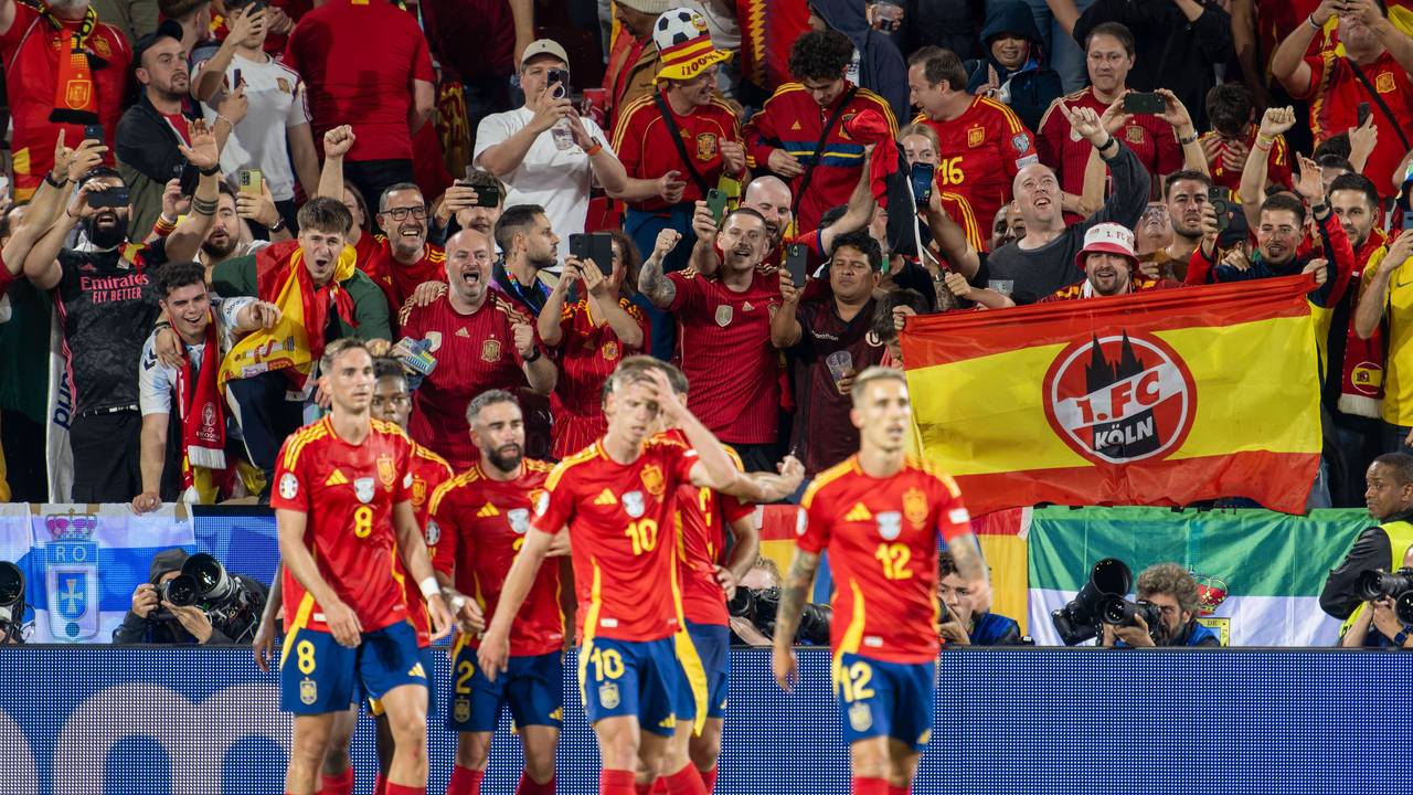 Spaniens Spieler jubeln über ein Tor bei der EM. Auch die Fans im Hintergrund freuen sich.