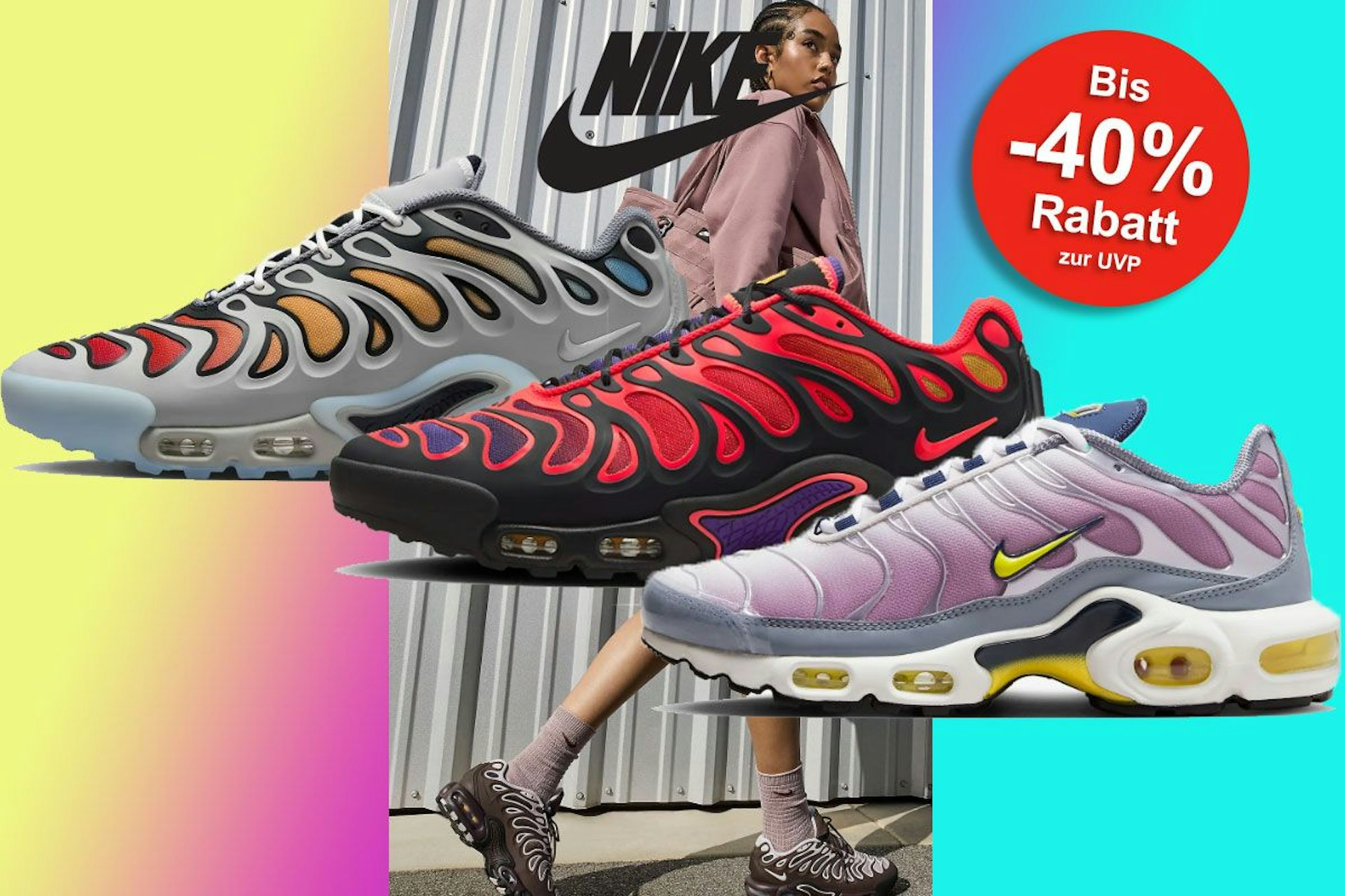 Auf dem Bild sind drei Modelle der Nike Air Max Plus Sneaker zu sehen.
