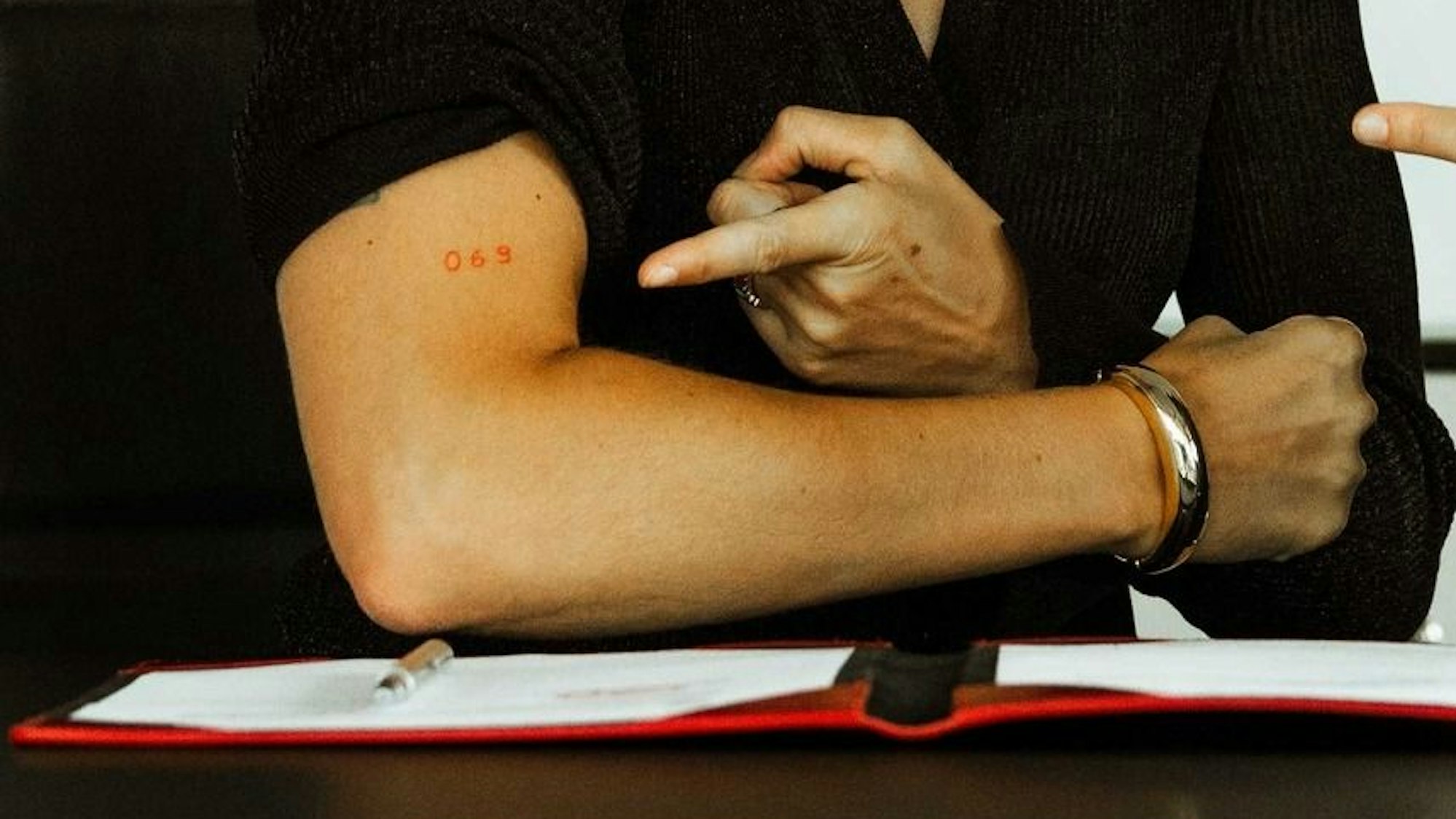 Der unterschriebene Vertrag und das „069“-Tattoo von Laura Freigang.