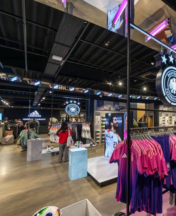 Der Adidas-Fanshop in Herzogenaurach am 21. März 2024.