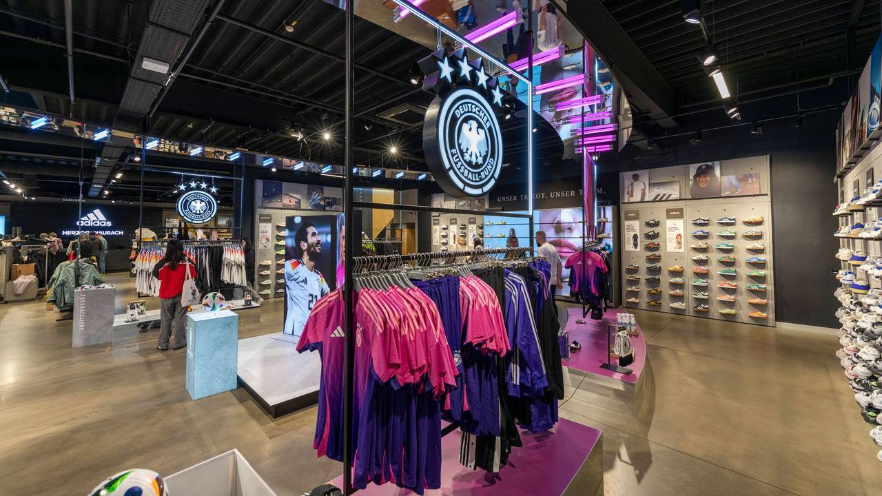 Der Adidas-Fanshop in Herzogenaurach am 21. März 2024.