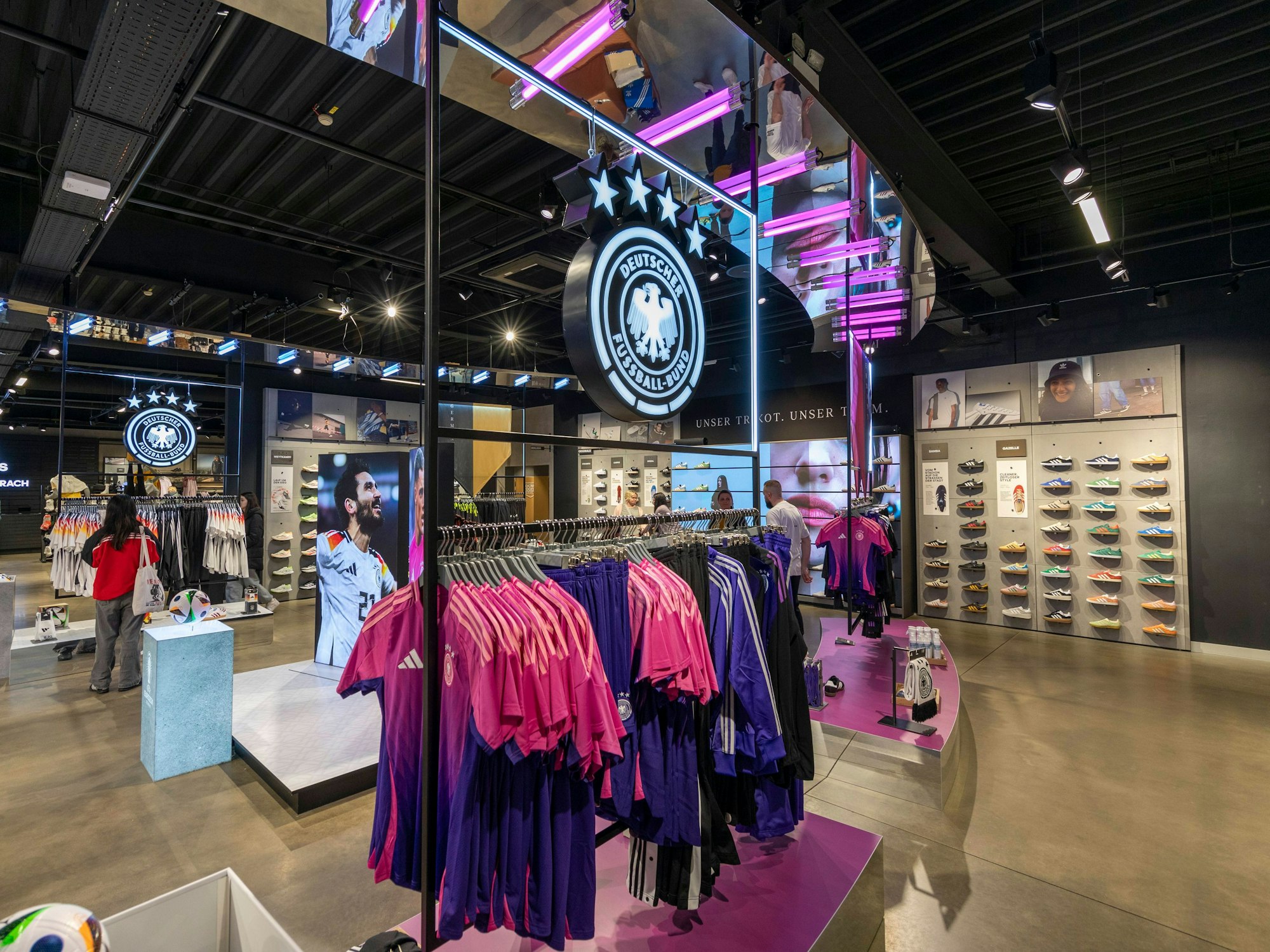 Der Adidas-Fanshop in Herzogenaurach am 21. März 2024.