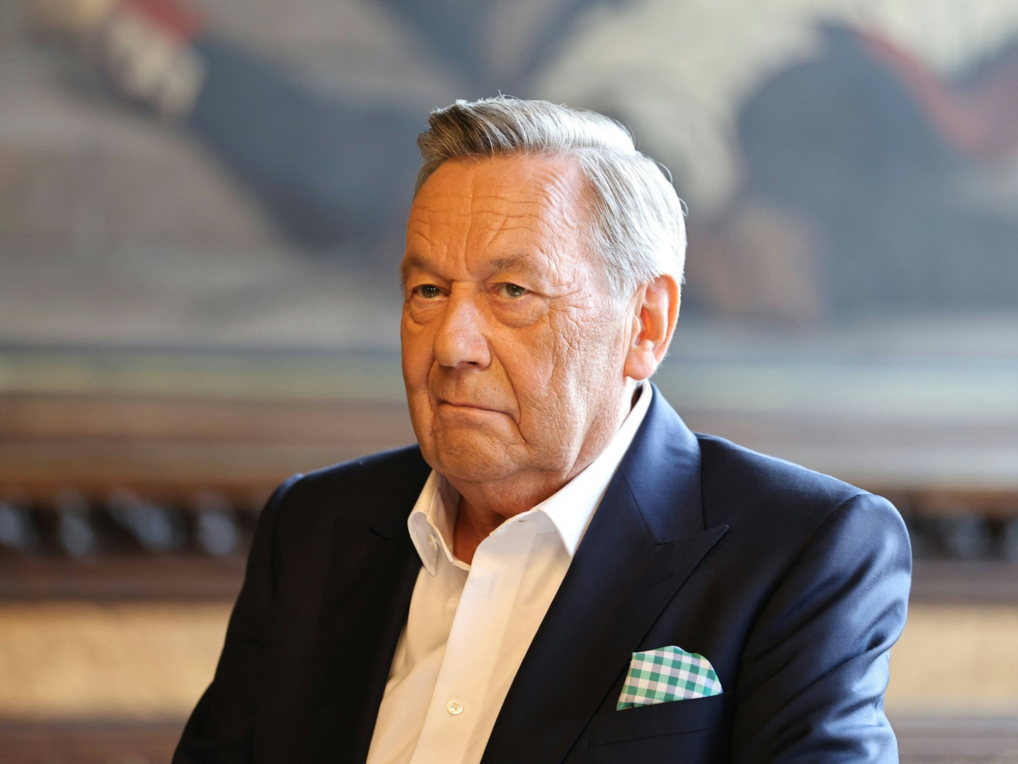 Roland Kaiser trägt sich in das Goldene Buch der Stadt Erfurt ein.