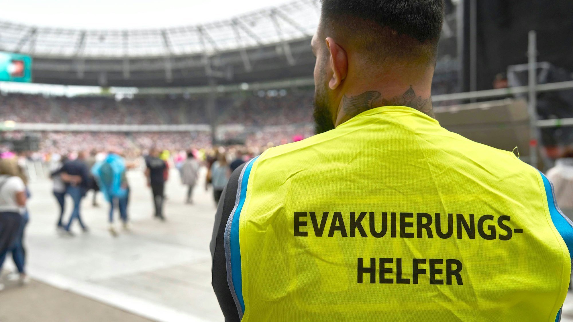 Aufgrund von Unwetterwarnungen wurde der Stadioninnenraum in Hannover evakuiert.