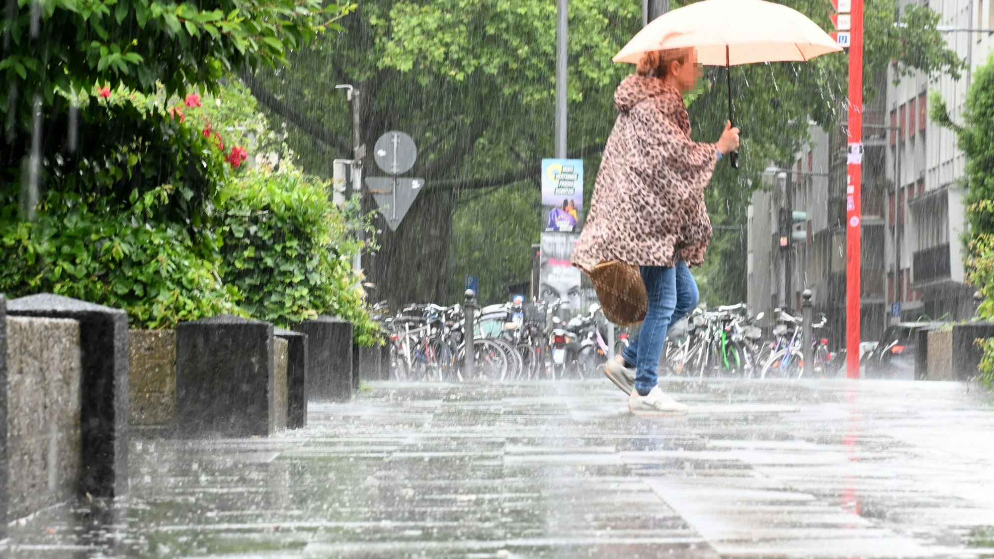 Starkregen auf der Neusser Straße