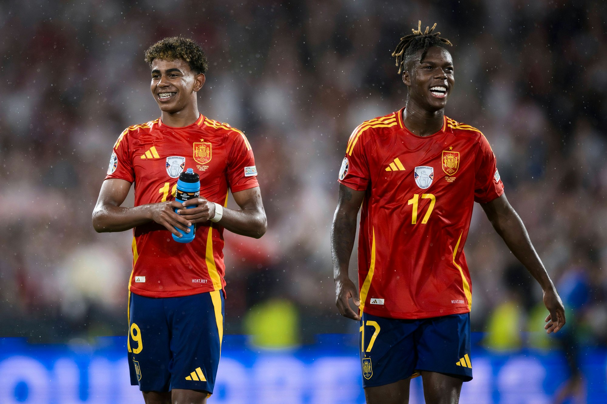 Lamine Yamal und Nico Williams freuen sich nach einem EM-Sieg der spanischen Nationalmannschaft