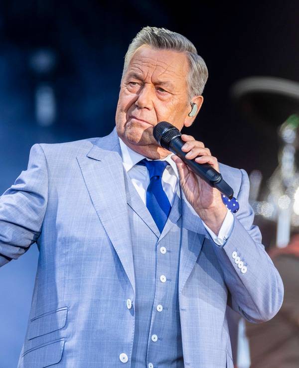 Roland Kaiser live bei einem Konzert seiner Tour.