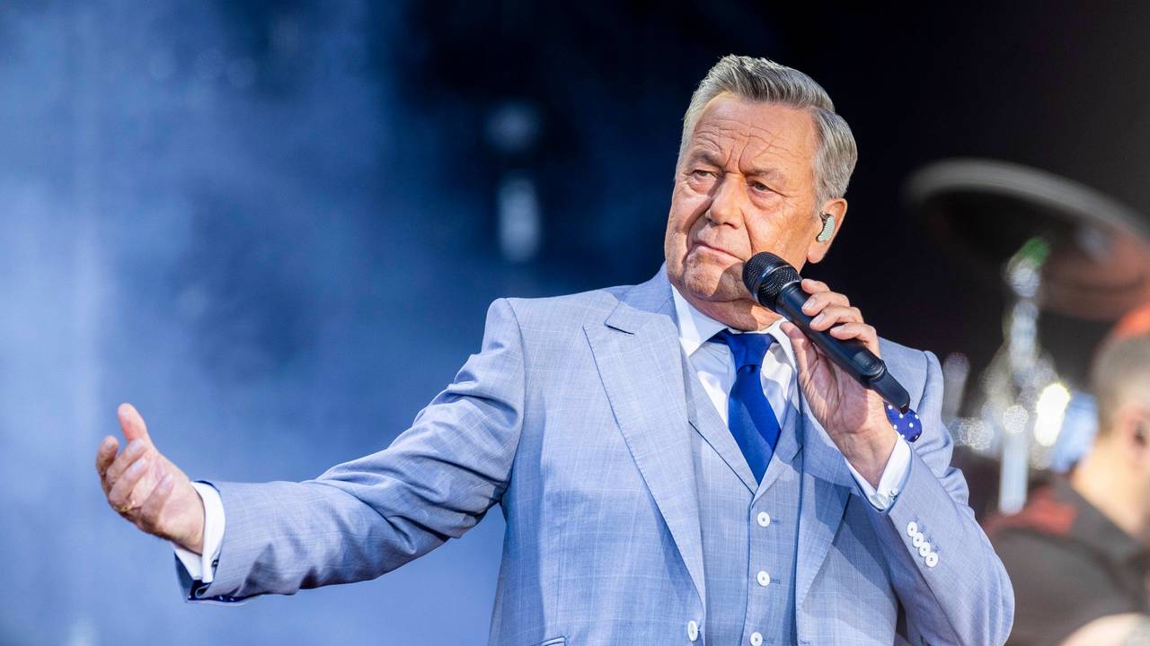 Roland Kaiser live bei einem Konzert seiner Tour.