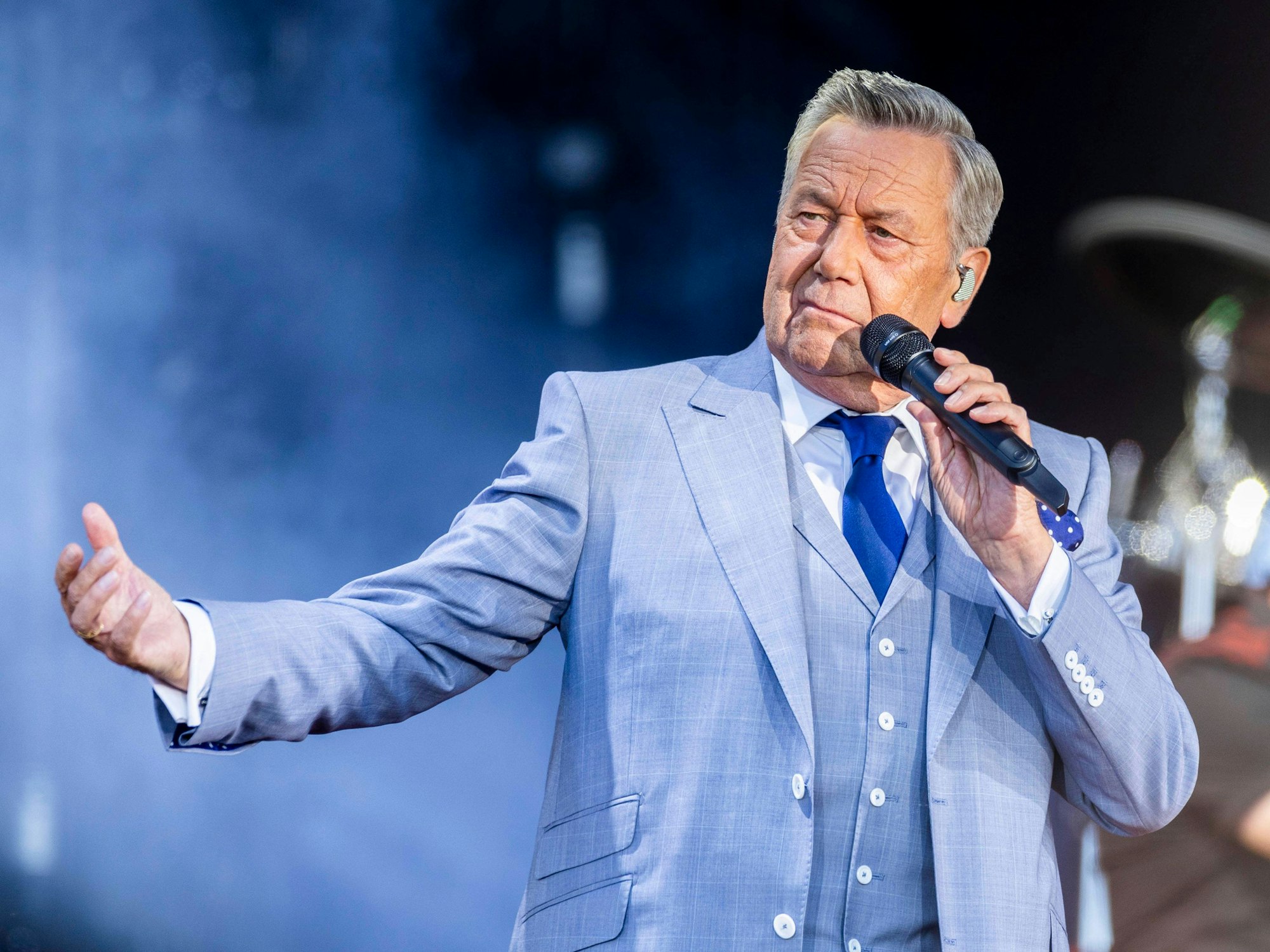 Roland Kaiser live bei einem Konzert seiner Tour.