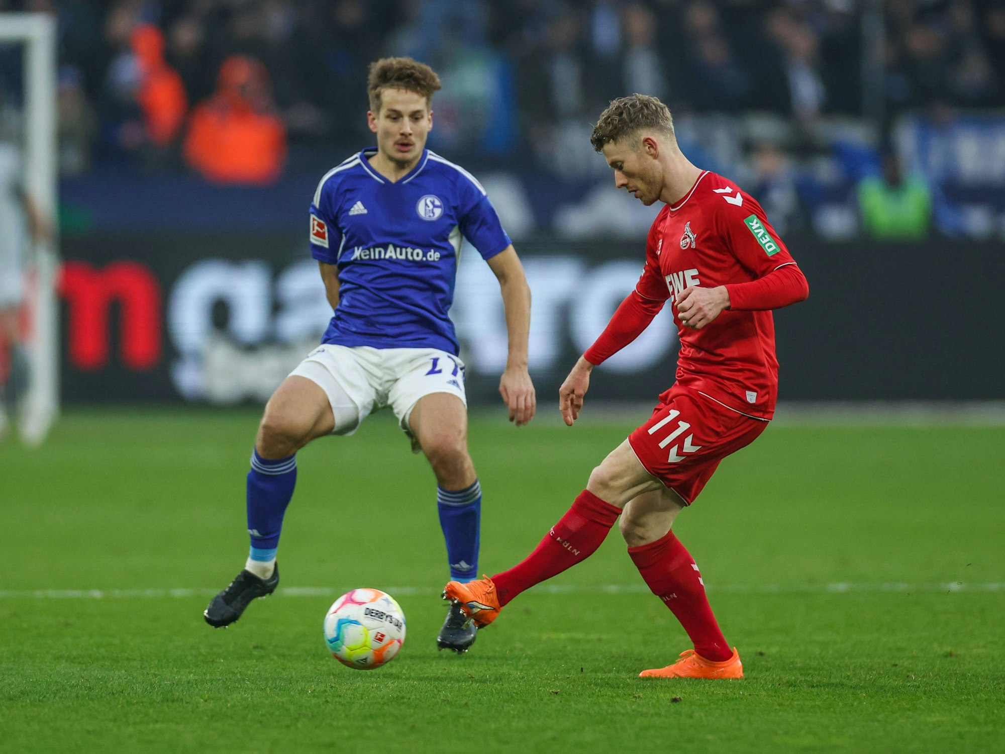 Florian Kainz passt den Ball, Cedric Brunner schaut zu.