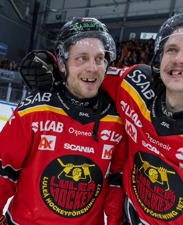 Juhani Tyrväinen (l., hier am 18. März 2024 mit Oskari Laaksonen) wechselt zu den Kölner Haien.