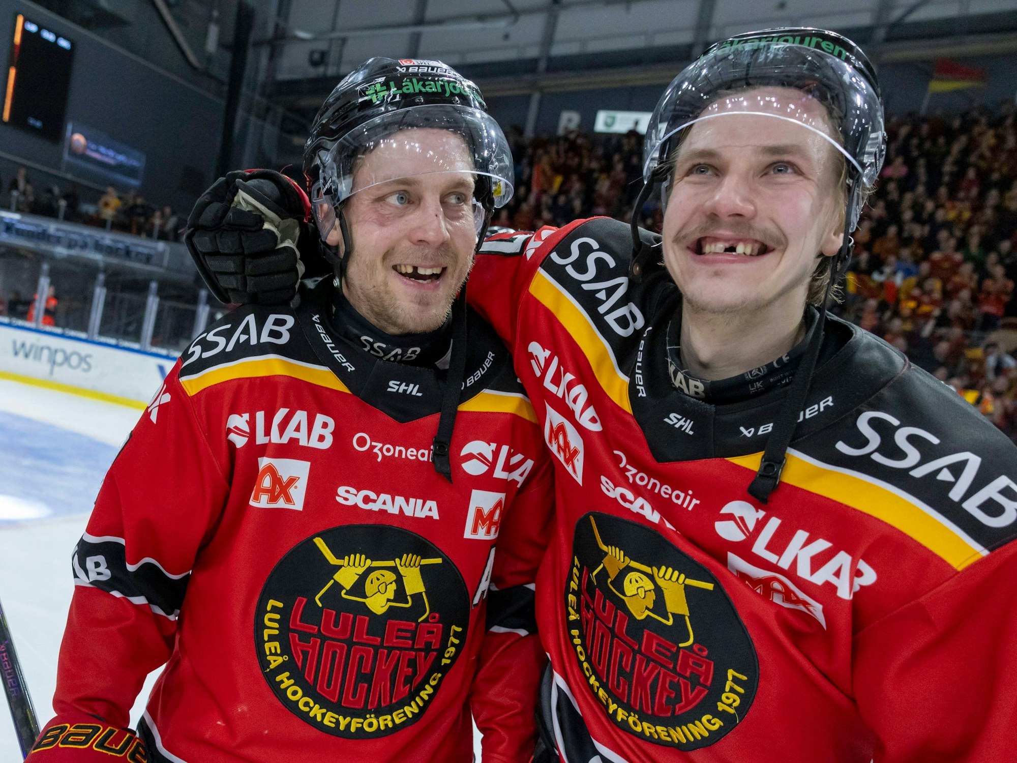 Juhani Tyrväinen (l., hier am 18. März 2024 mit Oskari Laaksonen) wechselt zu den Kölner Haien.