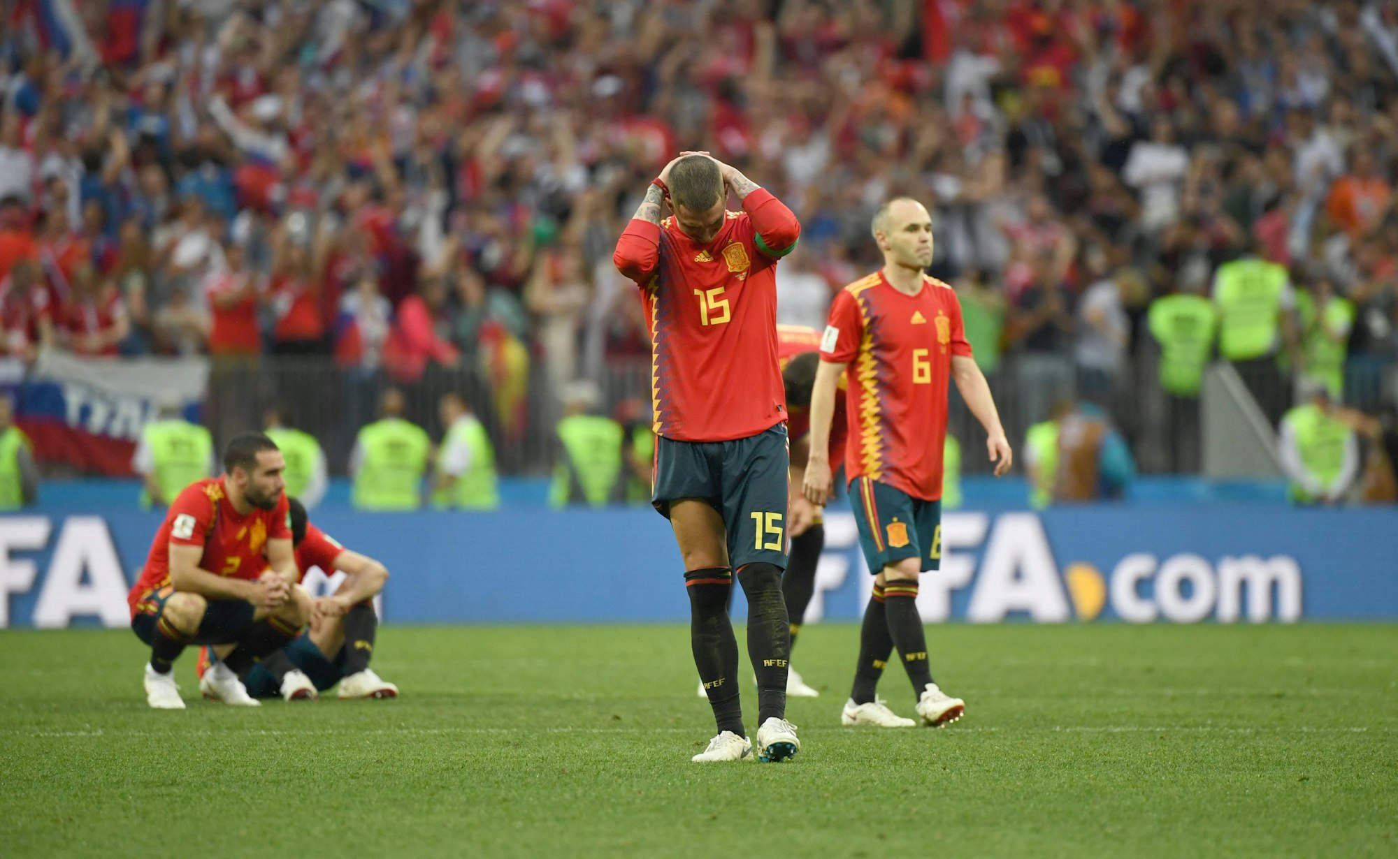 Andres Iniesta und Sergio Ramos enttäuscht nach der Niederlage bei der WM 2018 gegen Gastgeber Russland