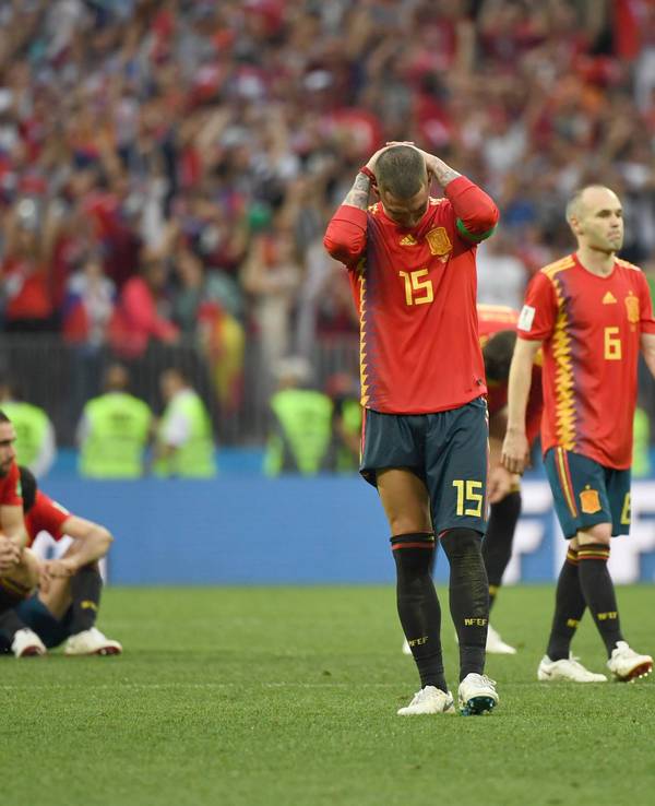 Andres Iniesta und Sergio Ramos enttäuscht nach der Niederlage bei der WM 2018 gegen Gastgeber Russland