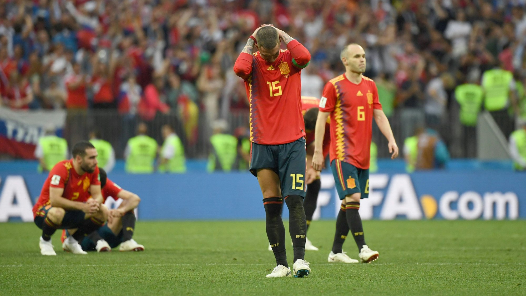 Andres Iniesta und Sergio Ramos enttäuscht nach der Niederlage bei der WM 2018 gegen Gastgeber Russland