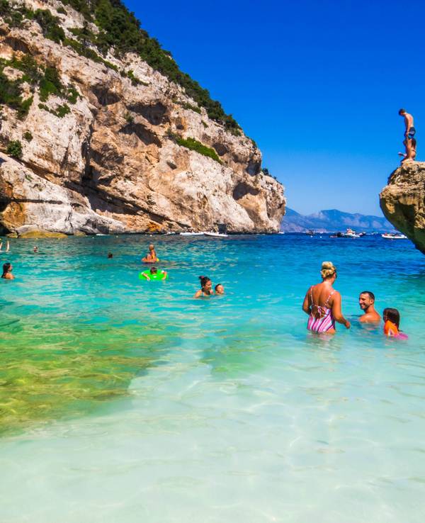 Der Strand von Cala Mariolu auf Sardinien zählt zu den schönsten Stränden Italiens. Das Foto wurde am 10. August 2023 aufgenommen.