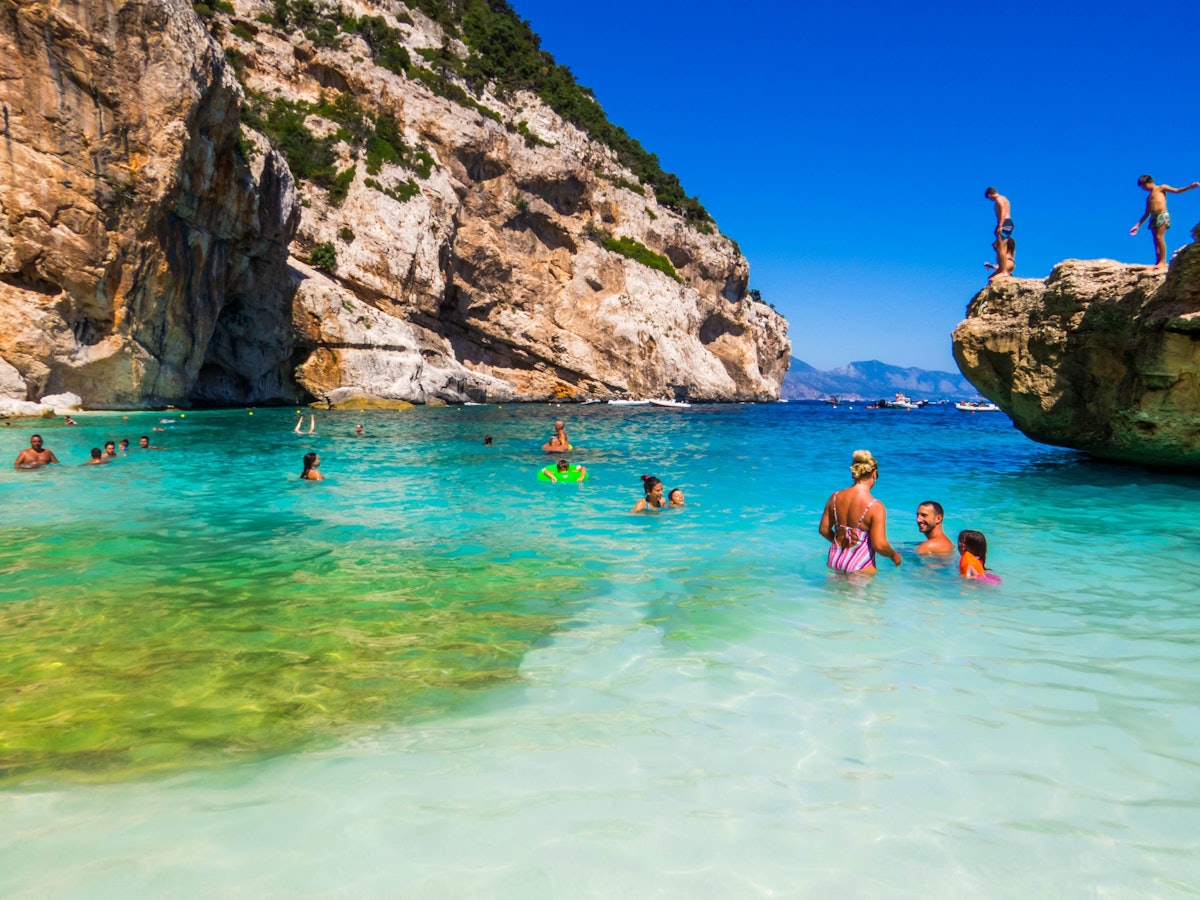Der Strand von Cala Mariolu auf Sardinien zählt zu den schönsten Stränden Italiens. Das Foto wurde am 10. August 2023 aufgenommen.