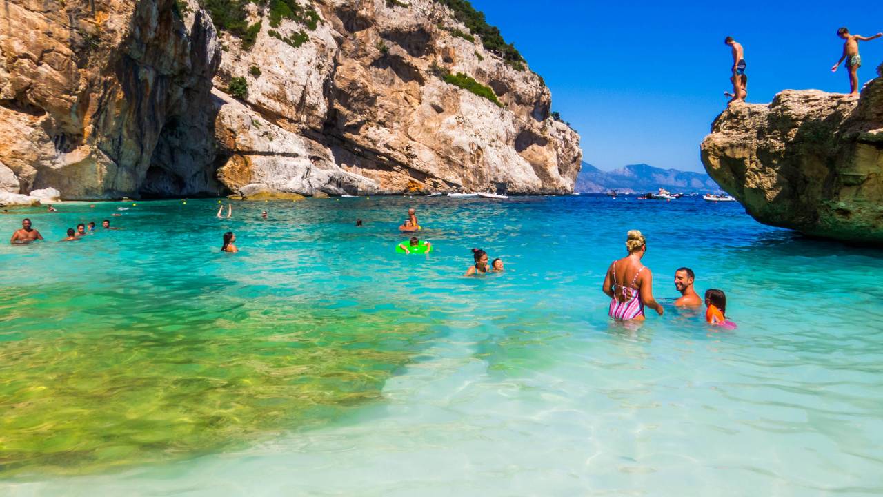 Der Strand von Cala Mariolu auf Sardinien zählt zu den schönsten Stränden Italiens. Das Foto wurde am 10. August 2023 aufgenommen.