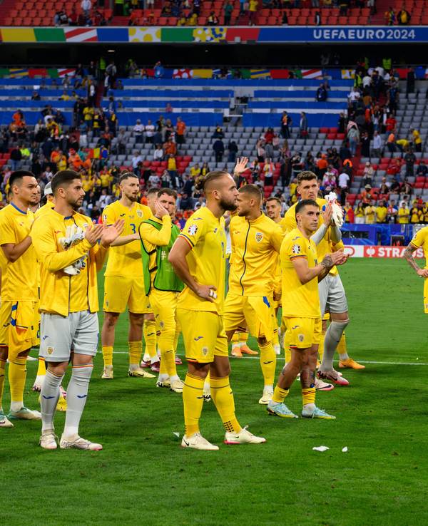 Die Rumänien-Spieler bedanken sich nach ihrem Achtelfinal-Aus bei der EM 2024 bei ihren Fans.