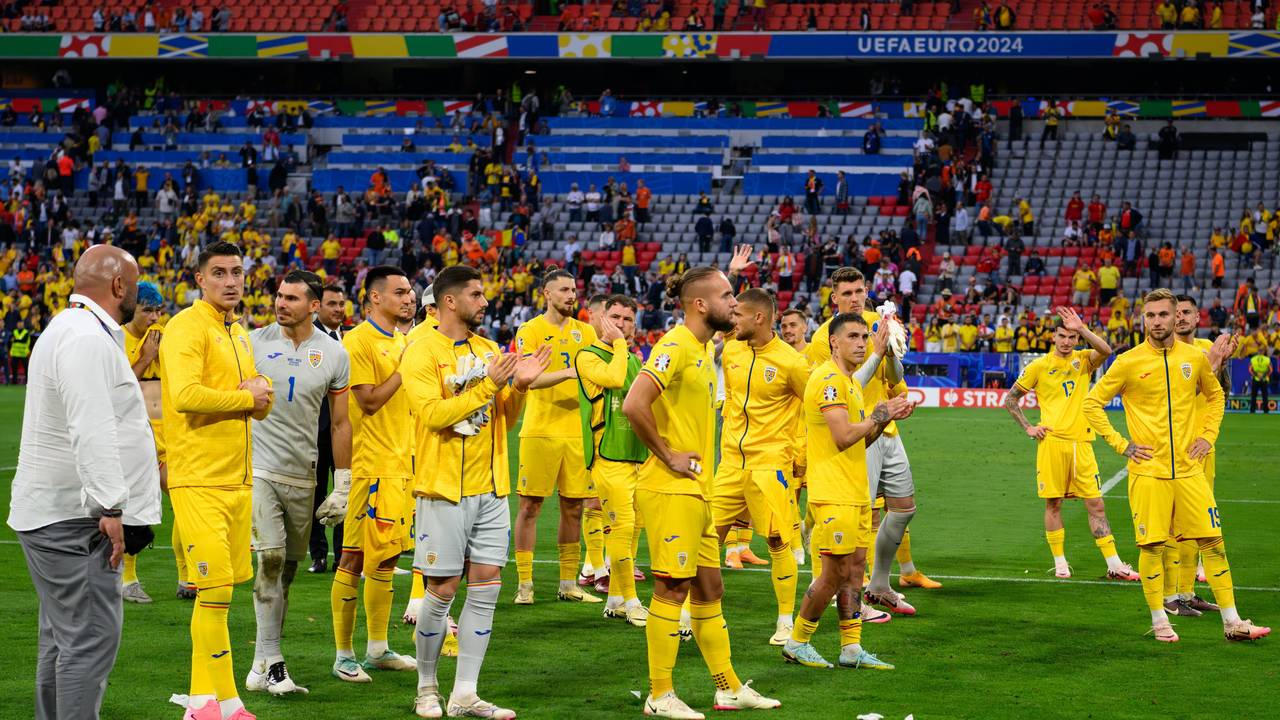 Die Rumänien-Spieler bedanken sich nach ihrem Achtelfinal-Aus bei der EM 2024 bei ihren Fans.
