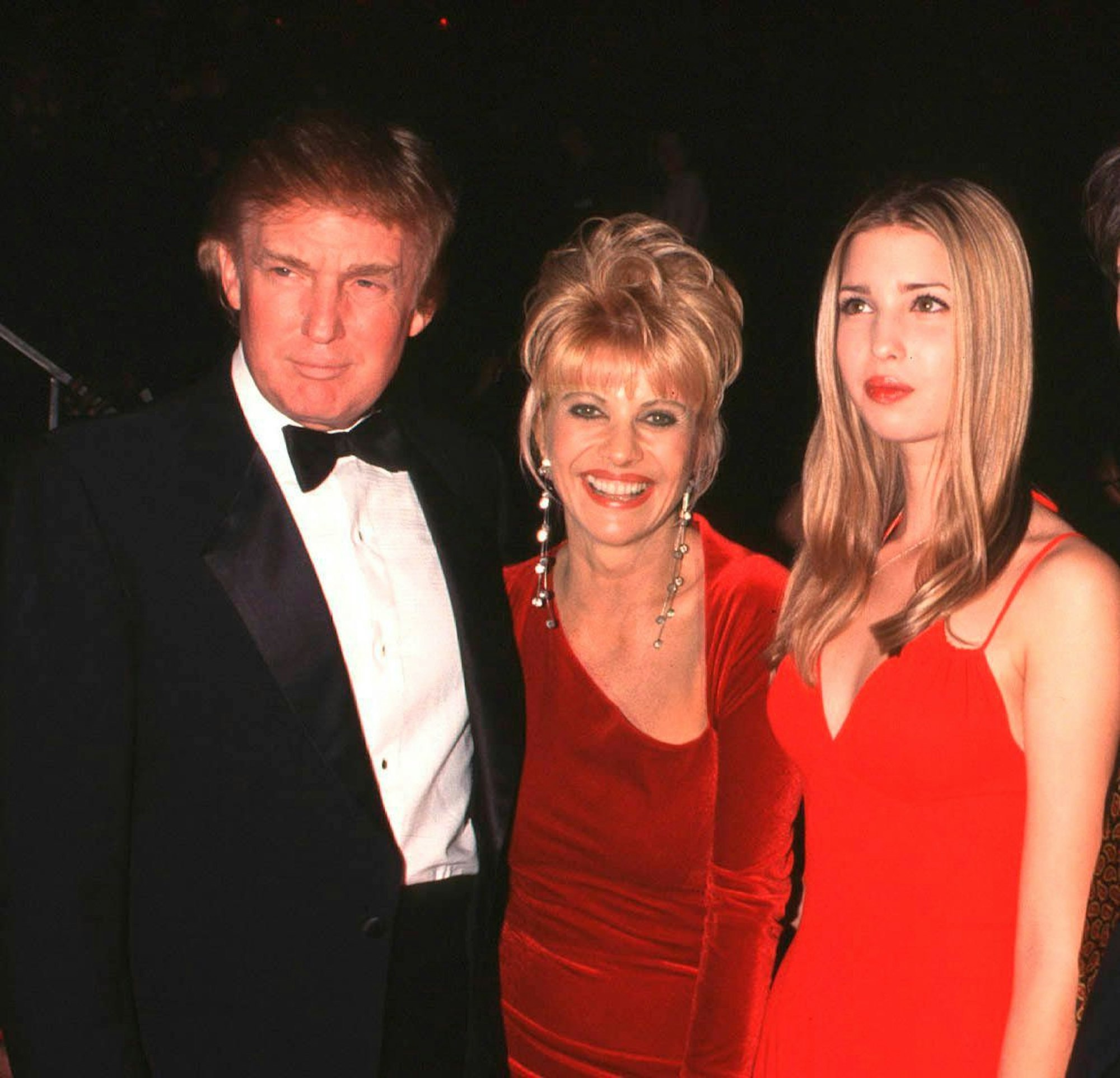 Donald Trump im Jahr 1998 zusammen mit Ex-Frau Ivana Trump (†2022) und Tochter Ivanka (rechts) in New York.