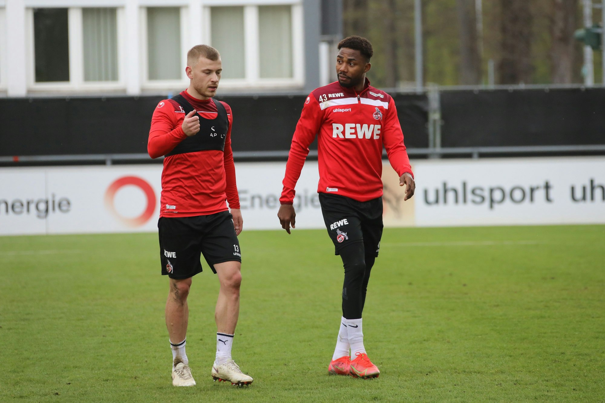 Ex-FC-Profi Max Meyer (l.) gemeinsam mit Emmanuel Dennis am 14. April 2024 im Training des 1. FC Köln.
