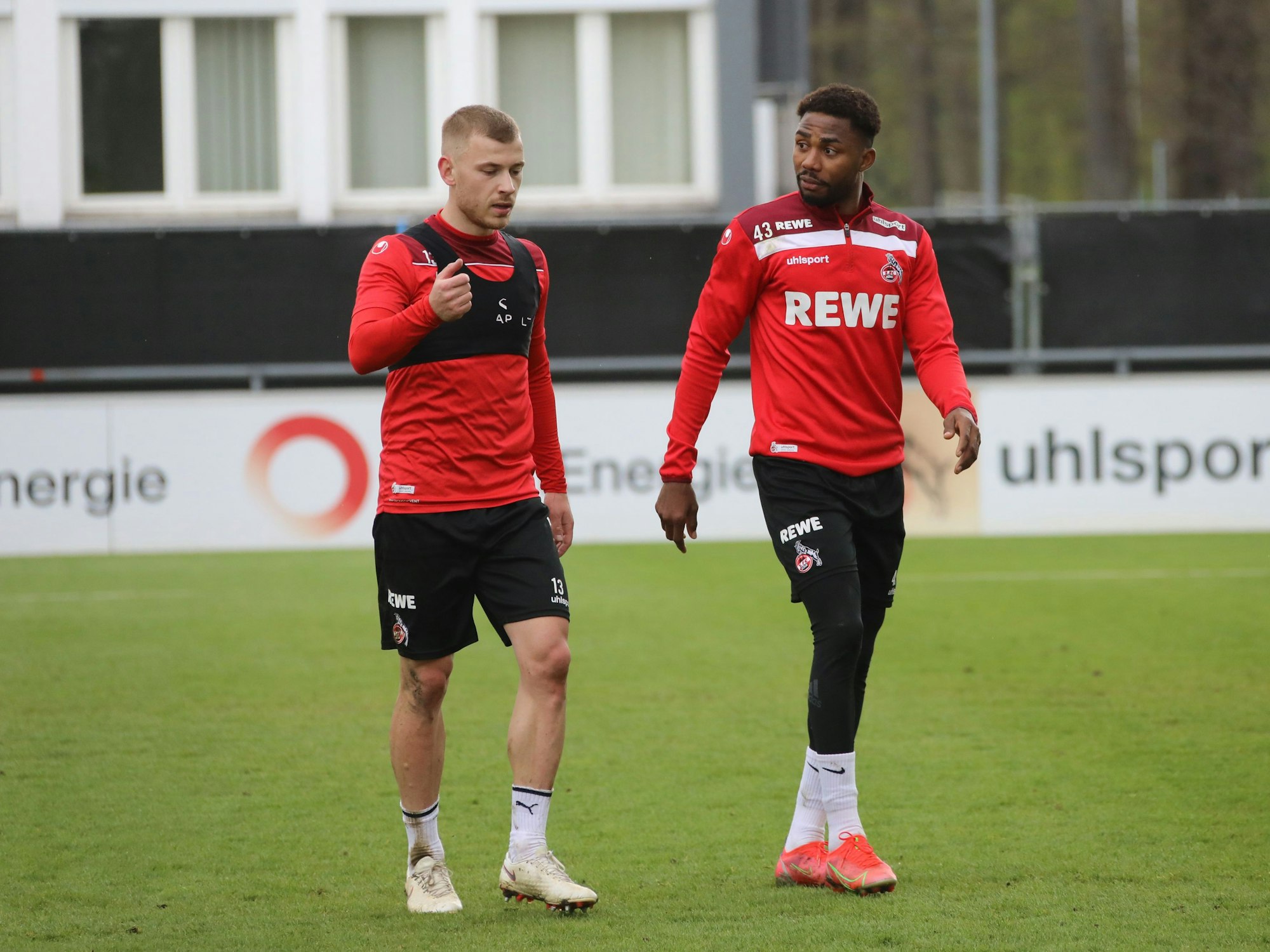 Ex-FC-Profi Max Meyer (l.) gemeinsam mit Emmanuel Dennis am 14. April 2024 im Training des 1. FC Köln.