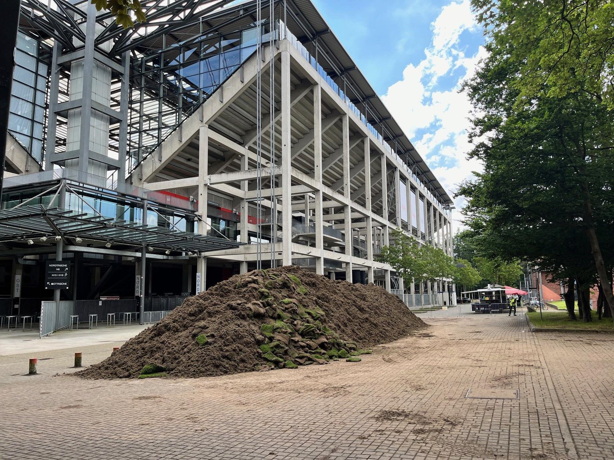 Blick auf das Rhein-Energie-Stadion mit dem abgetragenen Rasen.