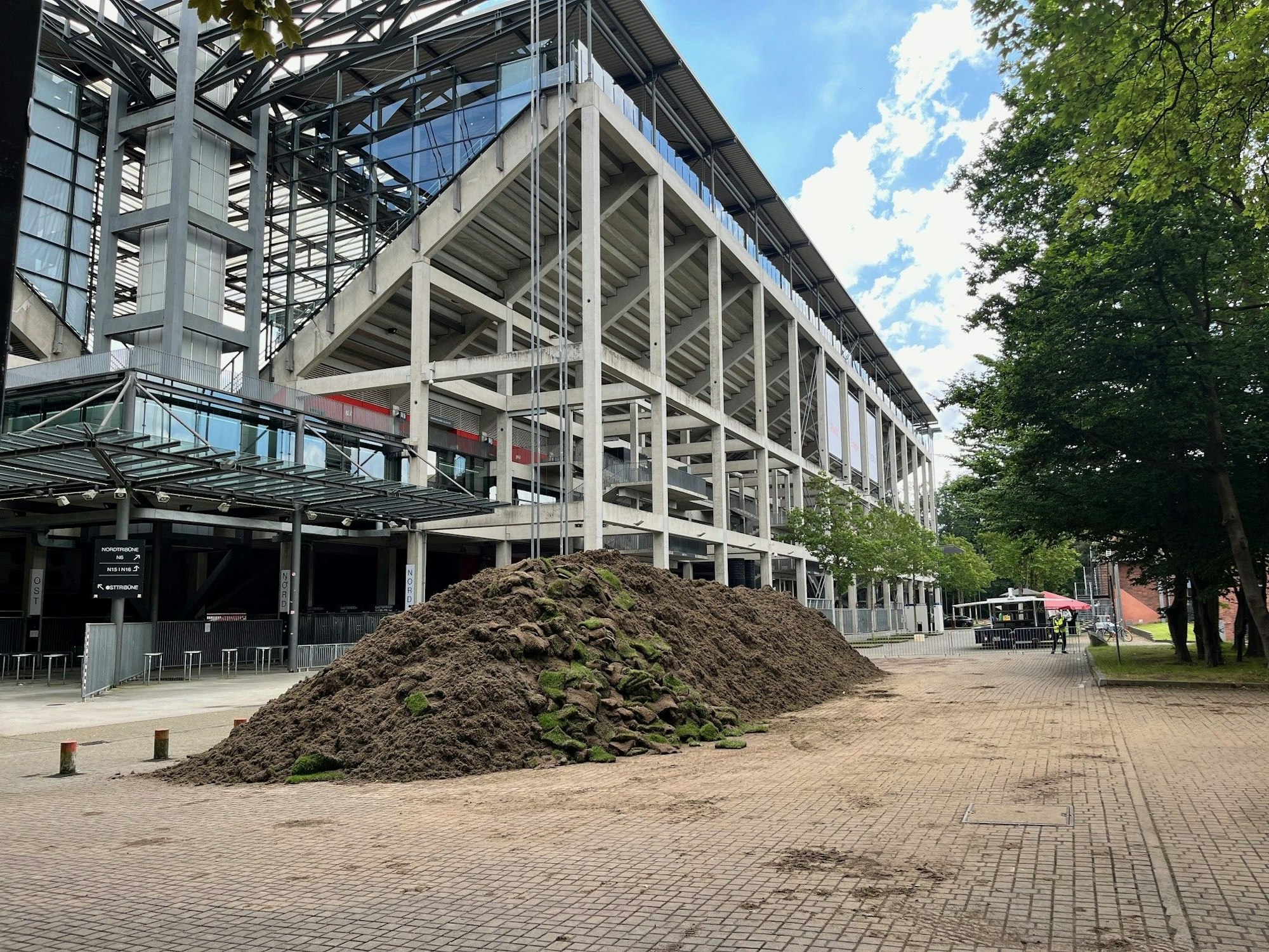 Blick auf das Rhein-Energie-Stadion mit dem abgetragenen Rasen.
