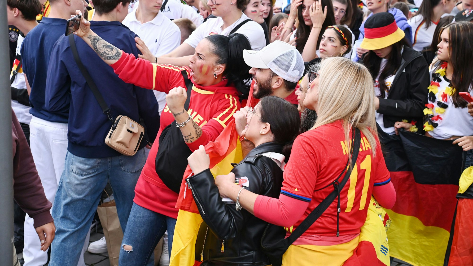 Fans beim Public Viewing am Heumarkt