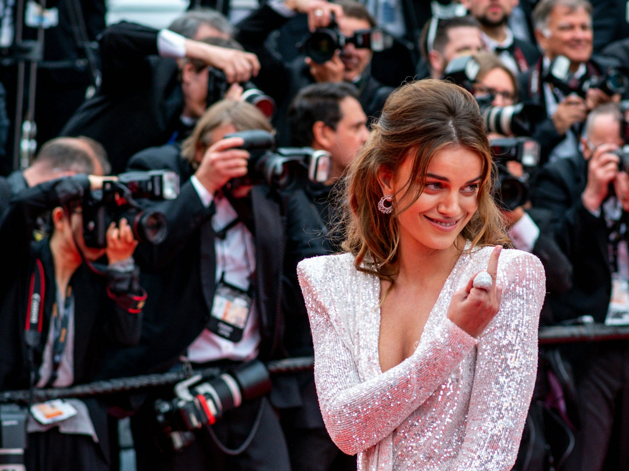 Model Heidi Demiral zeigt bei den Filmfestspielen in Cannes den Fotografen zum Spaß den Mittelfinger, nachdem diese ihren Busenblitzer fotografiert hatten.