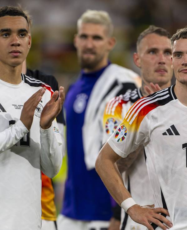 Jamal Musiala (M.) unter anderem mit Emre Can, Robert Andrich, David Raum und Florian Wirtz nach Deutschlands EM-Achtelfinale gegen Dänemark.