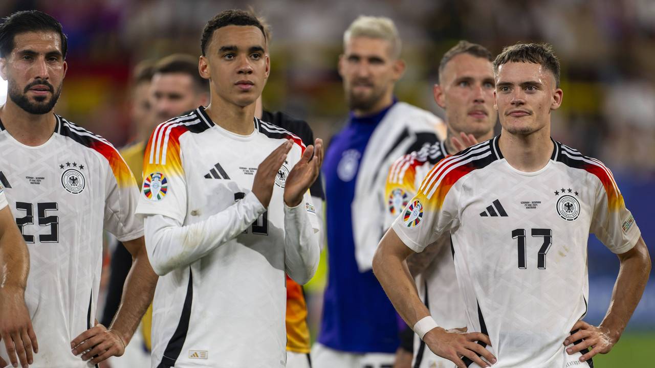 Jamal Musiala (M.) unter anderem mit Emre Can, Robert Andrich, David Raum und Florian Wirtz nach Deutschlands EM-Achtelfinale gegen Dänemark.