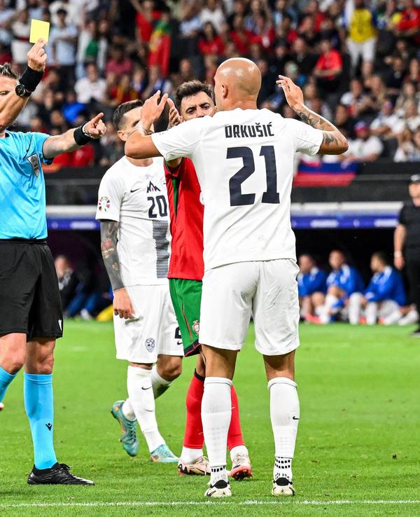 Schiedsrichter Daniele Orsato zeigt im Spiel zwischen Portugal und Slowenien Gelb. Seit der EM 2024 gilt: Wer nicht Kapitän ist und meckert, wird verwarnt.