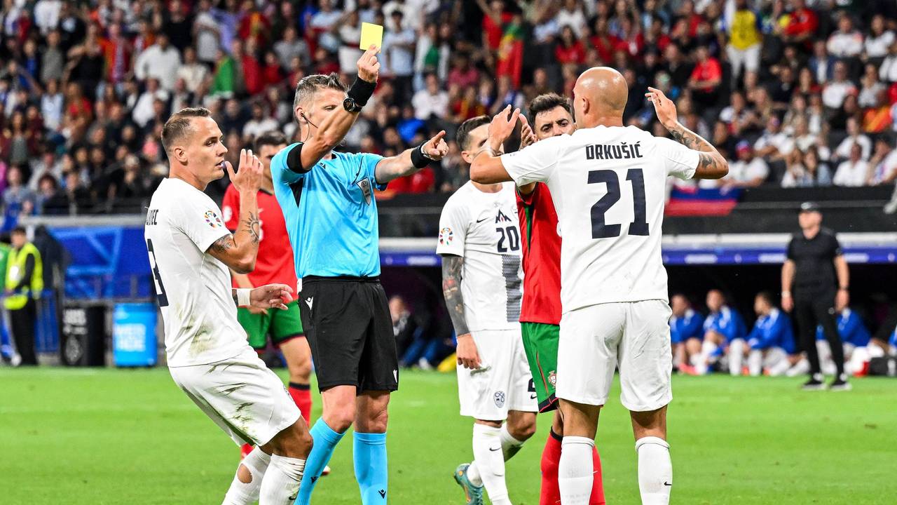 Schiedsrichter Daniele Orsato zeigt im Spiel zwischen Portugal und Slowenien Gelb. Seit der EM 2024 gilt: Wer nicht Kapitän ist und meckert, wird verwarnt.