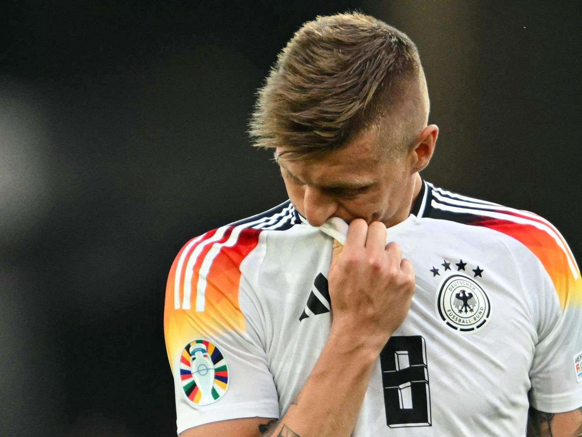 Toni Kroos wischt sich nach dem EM-Viertelfinale enttäuscht über das Gesicht.