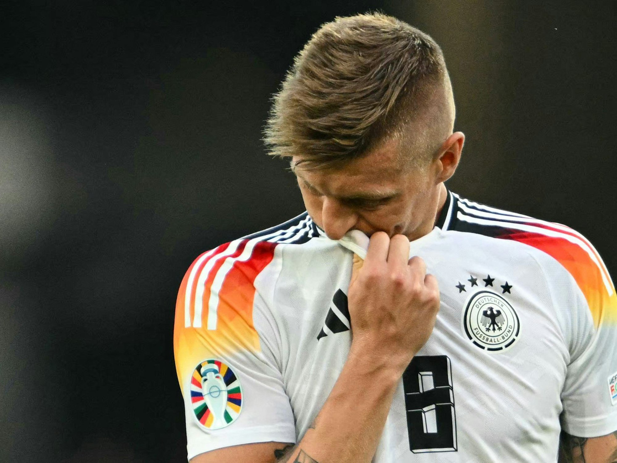 Toni Kroos wischt sich nach dem EM-Viertelfinale enttäuscht über das Gesicht.