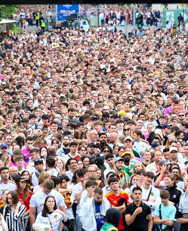 05.07.2024, Köln: Die Fans fiebern beim Public Viewing am Konrad-Adenauer-Ufer mit. UEFA EURO Fußball-Europameisterschaft. Foto: Uwe Weiser