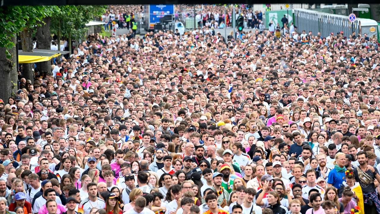 05.07.2024, Köln: Die Fans fiebern beim Public Viewing am Konrad-Adenauer-Ufer mit. UEFA EURO Fußball-Europameisterschaft. Foto: Uwe Weiser