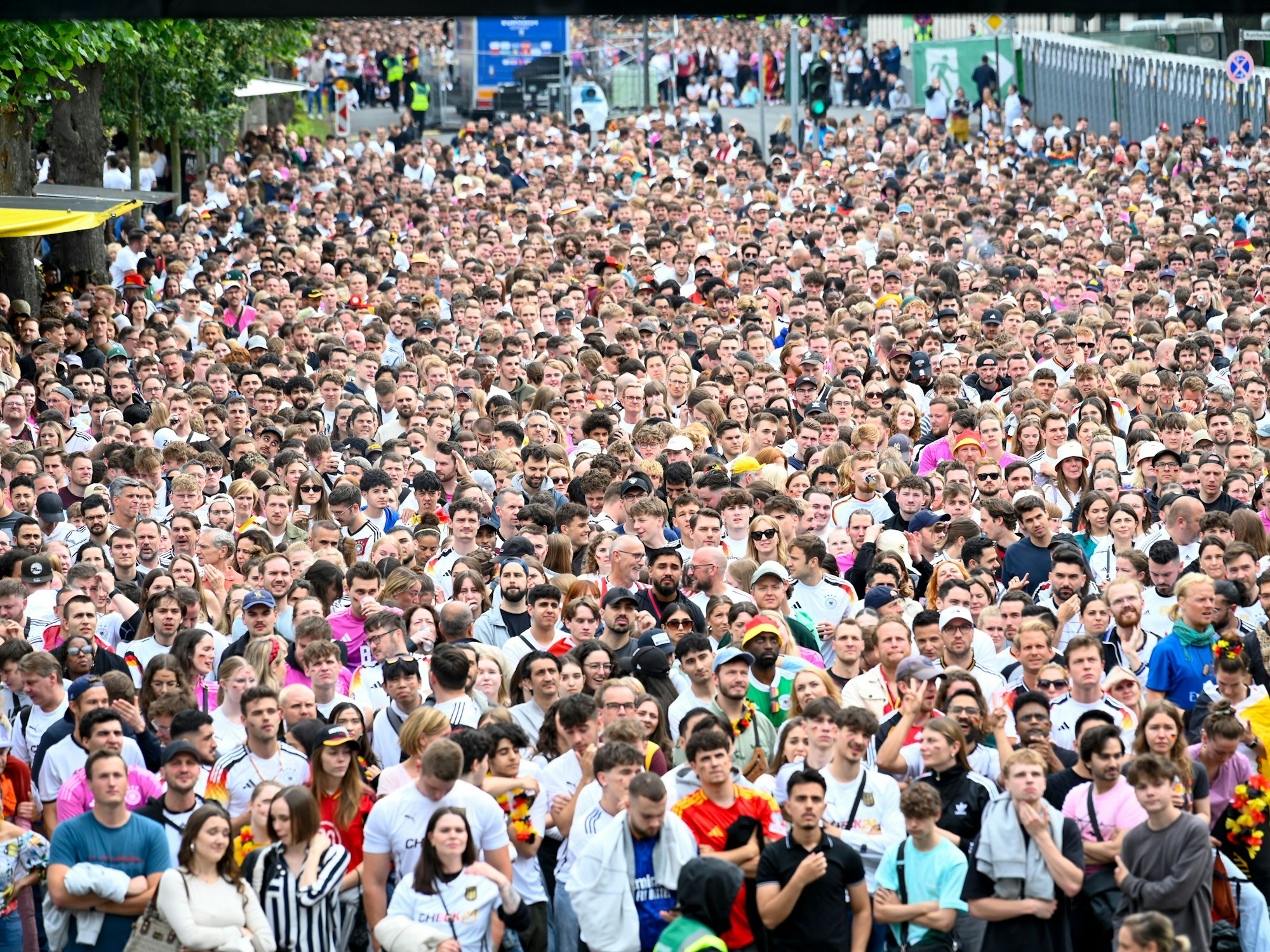 05.07.2024, Köln: Die Fans fiebern beim Public Viewing am Konrad-Adenauer-Ufer mit. UEFA EURO Fußball-Europameisterschaft. Foto: Uwe Weiser