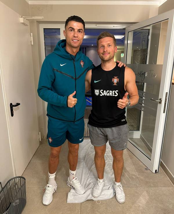 Physiotherapeut Nico Lissewski mit Cristiano Ronaldo