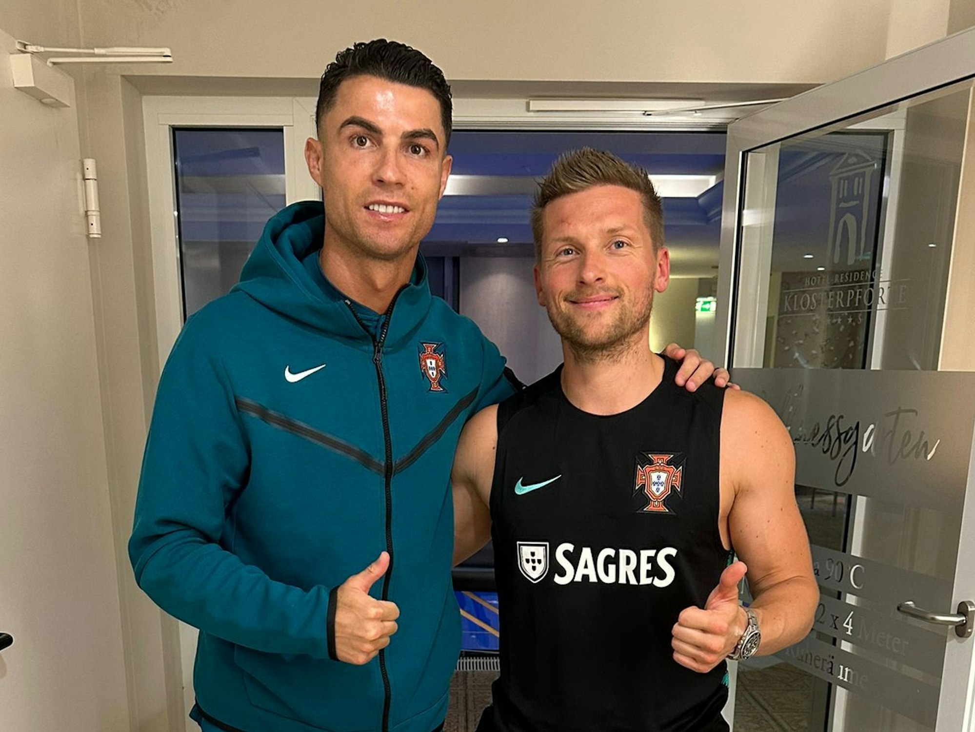 Physiotherapeut Nico Lissewski mit Cristiano Ronaldo