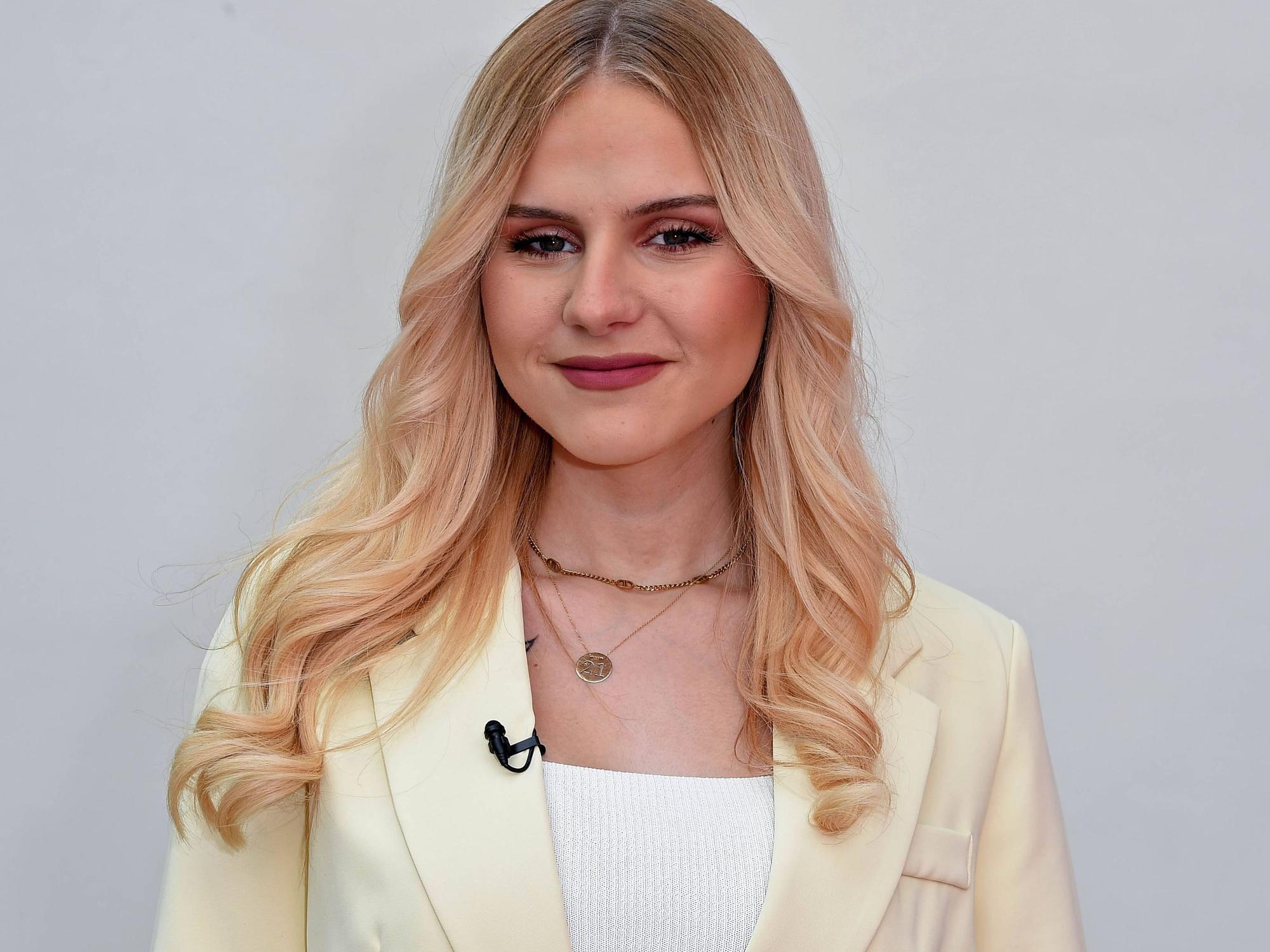 Estefania Wollny posiert,