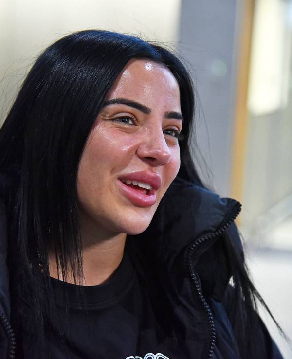 Das Foto zeigt die ehemalige Dschungelcamperin Leyla Lahouar am Flughafen Frankfurt Main.